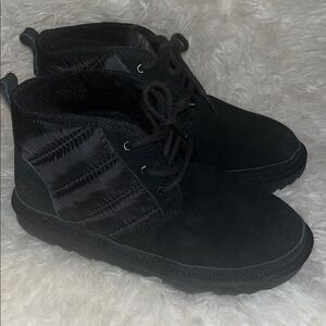 UGG Black Suede Neumel ll LTA Chukka Kids Boots size 5